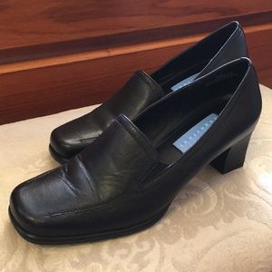 All black women’s heels.